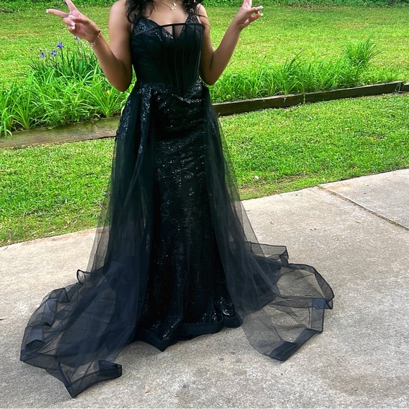 Elegant Black Evening Gown - Picture 1 of 5